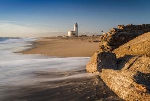 Iglesia blanca en la playa