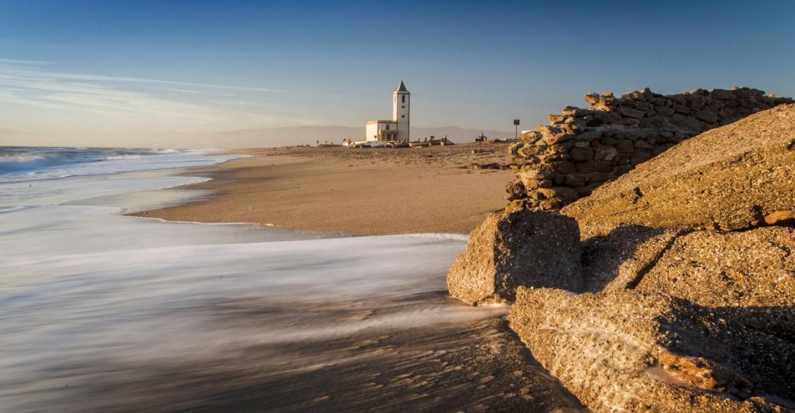 Iglesia blanca en la playa