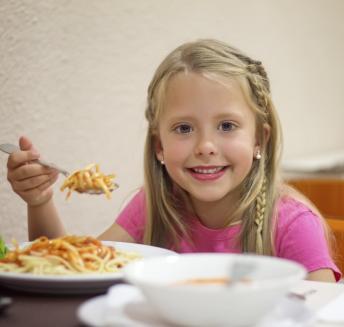 Niña comiendo sin gluten Hoteles Servigroup