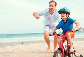 Niño en bicicleta por la playa