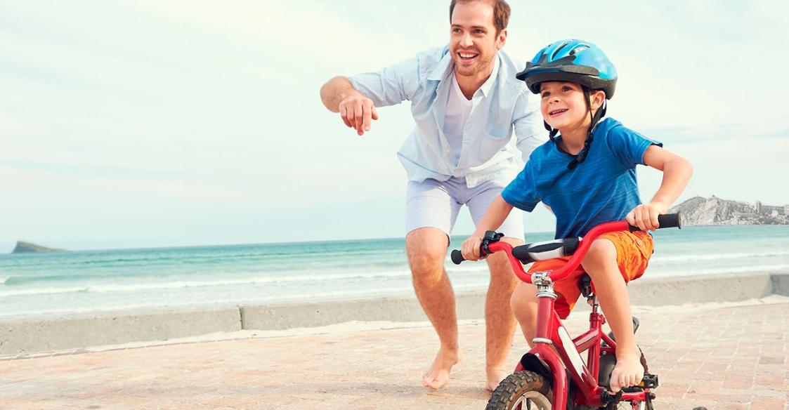Niño en bicicleta por la playa