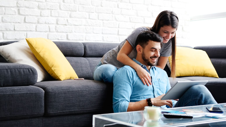 Pareja reservando su estancia Política de reserva en hotel flexible