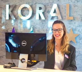 Recepcionista del Hotel Koral Beach