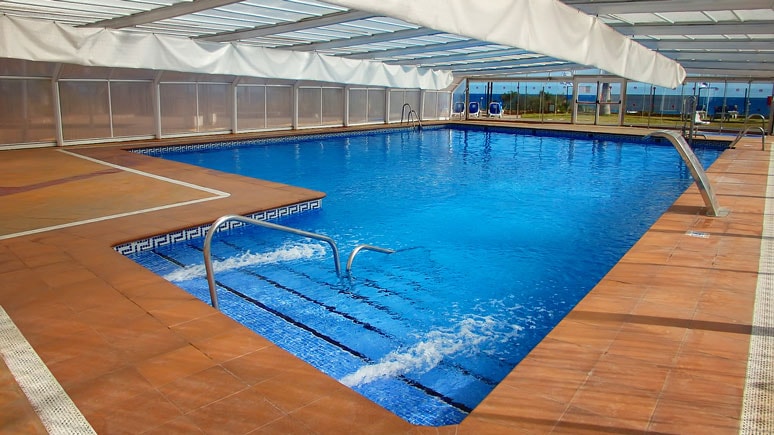 Piscina climatizada del Hotel Marina Playa Instalaciones para deportistas en el Hotel Marina Playa