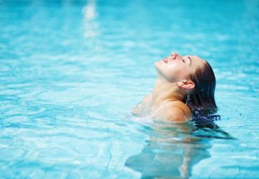 Piscina climatizada en el Hotel Servigroup Nereo