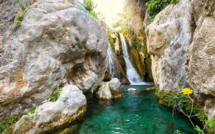 Piscina natural entre montañas