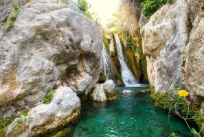 Piscina natural entre montañas