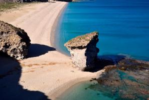Agua turquesa de la Playa de los Muertos