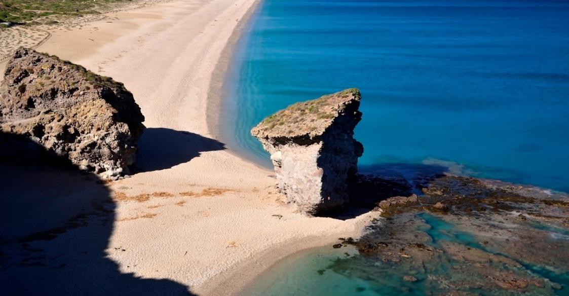 Agua turquesa de la Playa de los Muertos