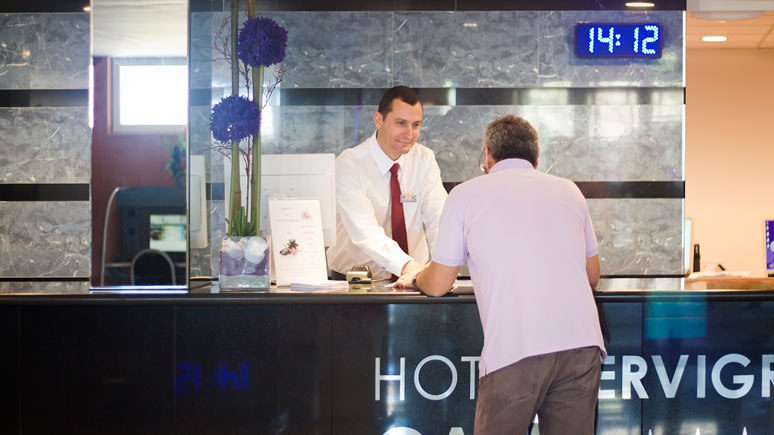 Recepcionista dando la bienvenida Atención al cliente