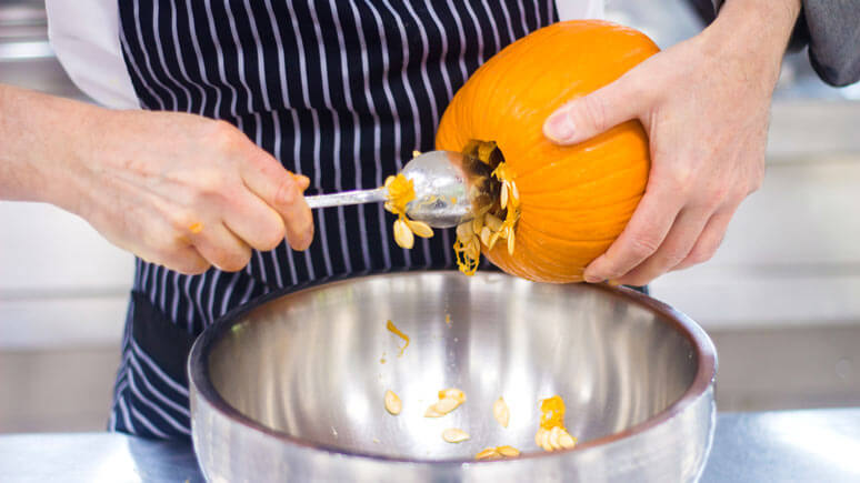 Vaciado de la calabaza Limpieza pulpa y filamentos calabaza Halloween