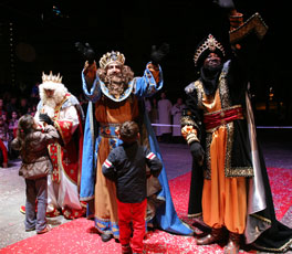 Los Reyes saludando a los más pequeños