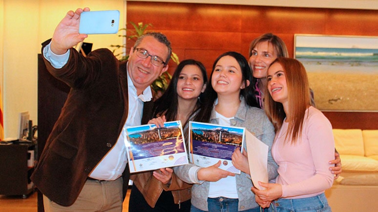 Toni Pérez y Natalia Caballé junto a algunas alumnas Selfie en la entrega de diplomas a alumnos de Manizales