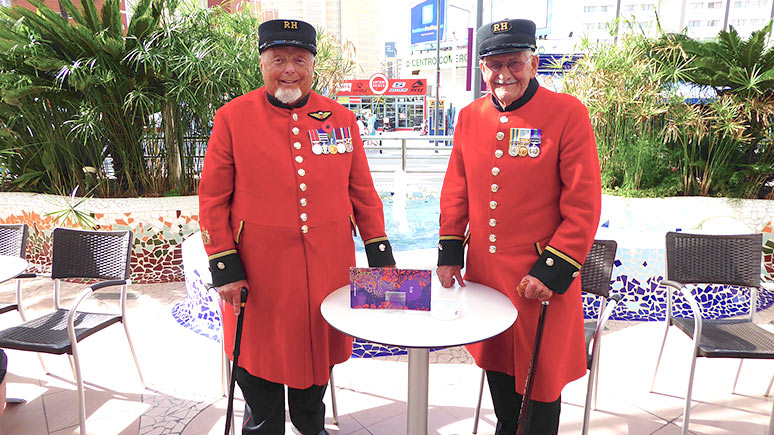 Participantes de la Poppy Appeal en el Hotel Nereo con su traje de gala