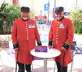 Participantes de la Poppy Appeal en Benidorm con su traje de gala