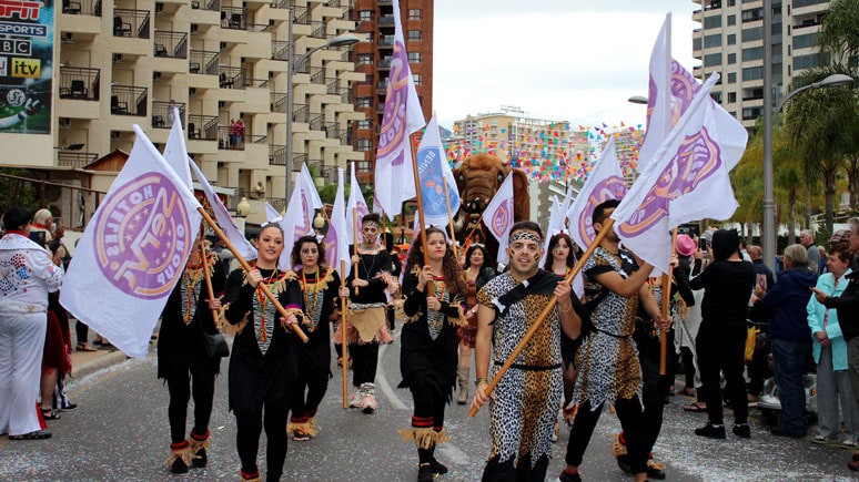 Tribu africana con banderas Servigroup Servigroup en la Fancy Dress Party Benidorm