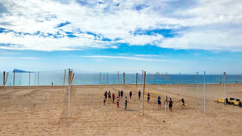 Vista panorámica Playa Poniente Entrenamiento Club Voley Playa Poniente Benidorm